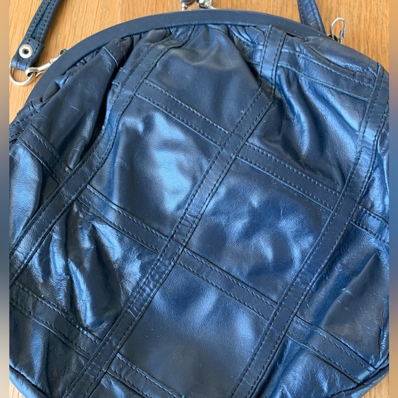 Vintage Leather Navy Crossbody Bag / lattice pattern on front & kiss lock - Picture 2 of 6